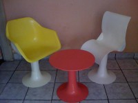 Cadeira em fibra de vidro.